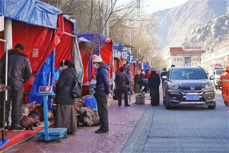 མཐོ་སྒང་ནས་ལོ་གསར་ལ་གྲ་སྒྲིག་བྱས་ཏེ་ཤ་སྐམ་གྱི་དྲི་ཞིམ་གང་སར་ཁྱབ།
