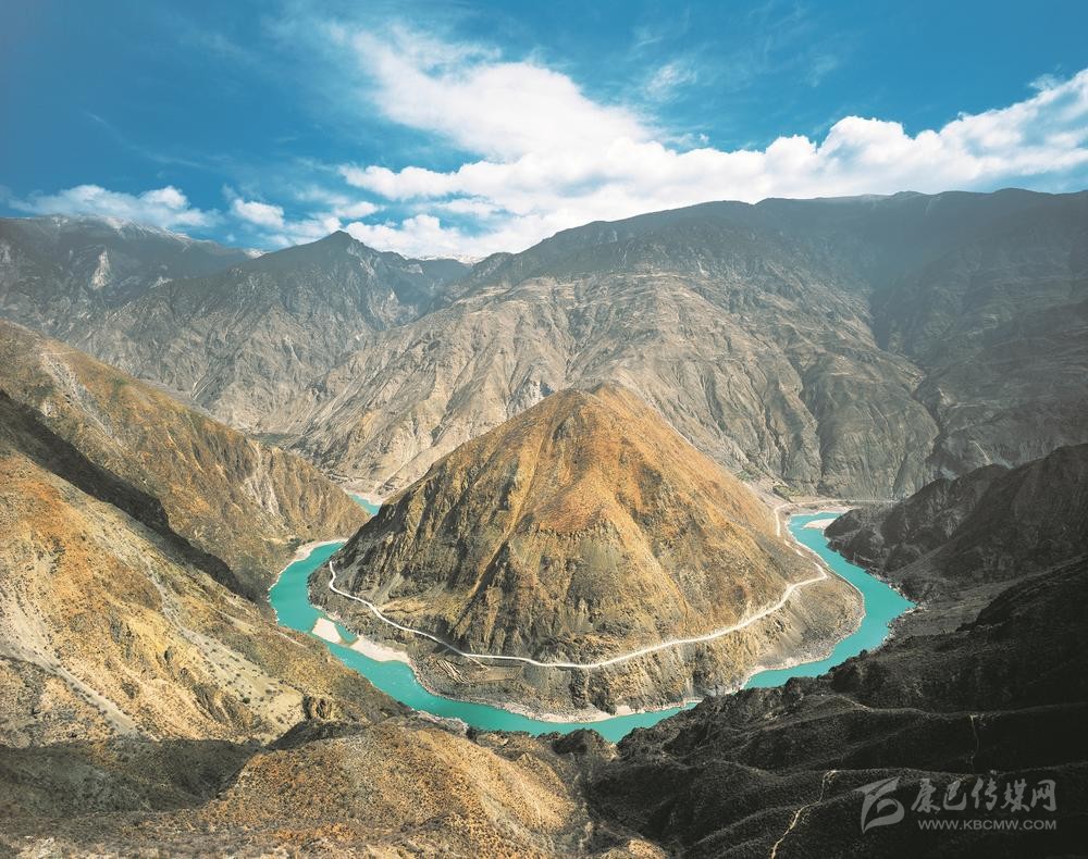 སྡེ་རོང་གི་ཤིང་སུར་པན་ལས་བདེ་སྐྱིད་འཚོ་བའི་བྲོ་བ་མྱངས།