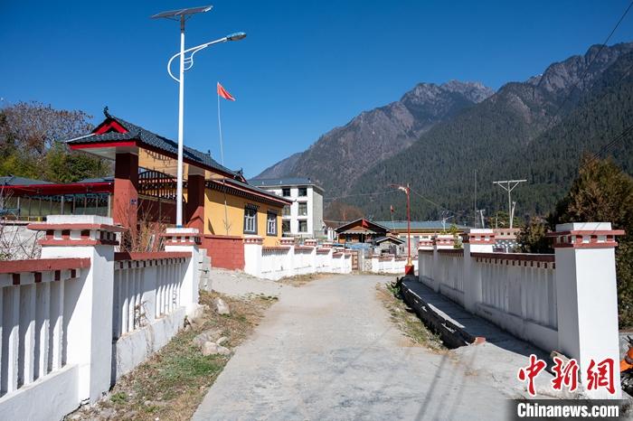 ཀྲུང་གོའི་ལྷོ་ནུབ་མཐའ་མཚམས་ཀྱི་རྫ་ཡུལ་དུ་བསྐྱོད་པ། 