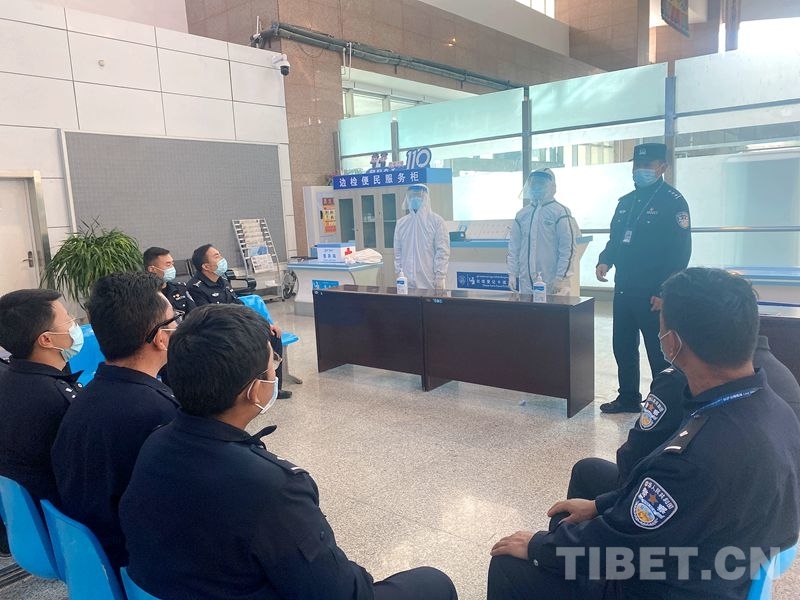 བོད་ལྗོངས་སུ་མཐའ་མཚམས་རིམས་འགོག་ཞིབ་བཤེར་འགག་སྒོ་བརྟན་པོར་བསྐྲུན་ནས། མི་དམངས་ཉེན་རྟོག་པས་འགོག་སྲུང་གྱོན་ཆས་གྱོན་སྟངས་སྦྱོང་བརྡར་བྱེད་པ།