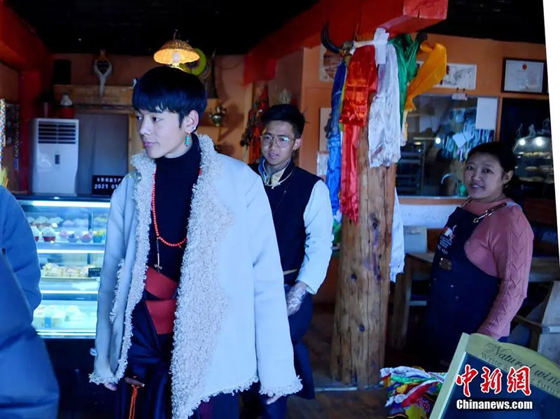 ལི་ཐང་བསྟན་འཛིན་ལ་བཅར་འདྲི་བྱས་པ། 