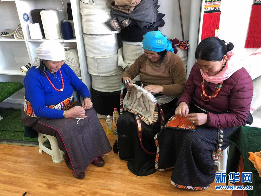 གངས་འདབས་སུ་བསྐྱོད་པའི་བདེ་སྐྱིད་ཀྱི་རོལ་དབྱངས།