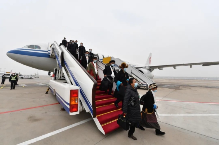 ཁོང་རྣམས་པེ་ཅིང་དུ་འབྱོར་འདུག