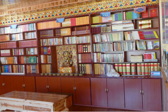 ཧུང་ཡོན་རྫོང་གིས་བཅའ་ཁྲིམས་དགོན་སྡེར་བསྐྱོད་པའི་བྱ་འགུལ་སྤེལ།