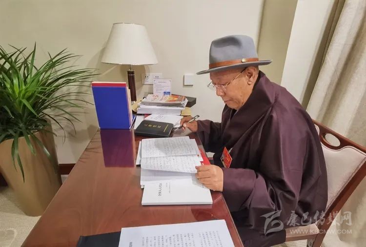 རྒྱལ་བསྟན་བློ་བཟང་བྱམས་པས་གྲོས་འགོ་འདི་འདྲ་བཏོན་འདུག