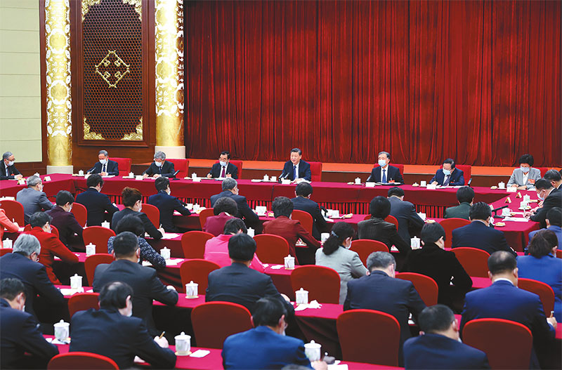 ཞི་ཅིན་ཕིང་གིས་སྲིད་གྲོས་ཀྱི་ཚོགས་འདུར་ཞུགས་མཁན་སྨན་བཅོས་འཕྲོད་བསྟེན་རིགས་ཁོངས་དང་སློབ་ གསོའི་རིགས་ཁོངས་ཀྱི་ཨུ་ཡོན་ལ་གཟིགས་གནང་བ།