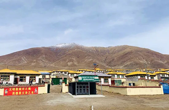 སྤྱི་ཁྱབ་ཧྲུའུ་ཅིས་ཐུགས་ཁུར་གནང་བའི་མཚོ་སྔོན་ཡུལ་ཤུལ་དཀར་མདའ་གྲོང་ཚོ། 
