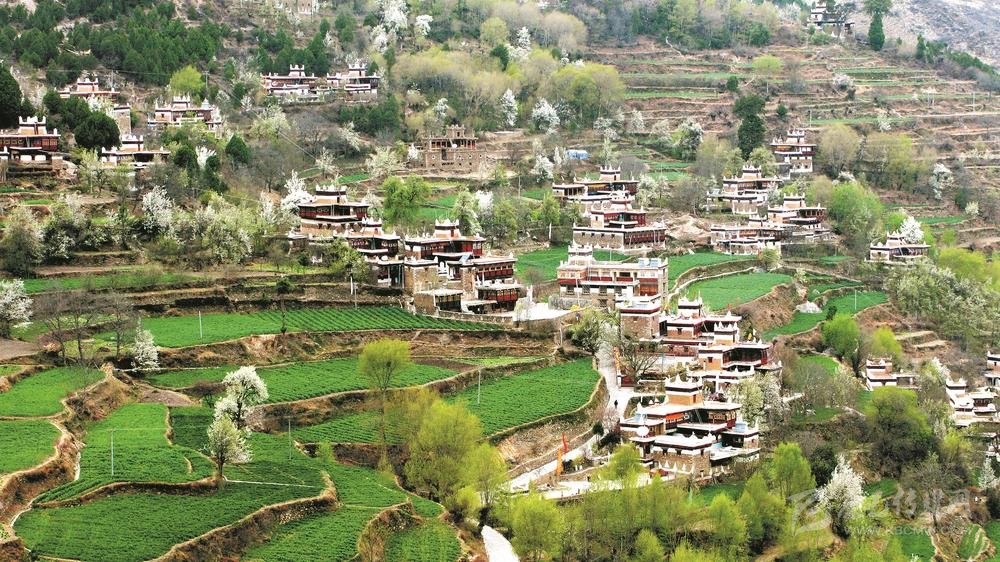 རོང་བྲག་བརྒྱ་གྱུར་བོད་གྲོང་དང་བུ་མོ་ཀུའེ་ཧྭ་ལྷ་མོ།