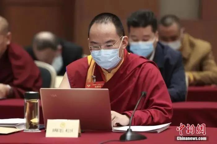 པཎ་ཆེན་རིན་པོ་ཆེས་ཚོགས་ཆེན་གཉིས་ཀྱི་ཐོག་ཏུ་འདི་ལྟར་གསུངས།