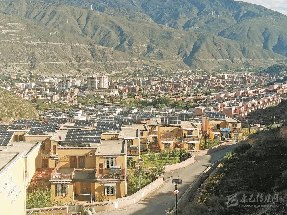 བདེ་སྐྱིད་འཚོ་བའི་ཞིང་སར་གློག་རྒྱུན་ཆད་མེད་དྲངས།