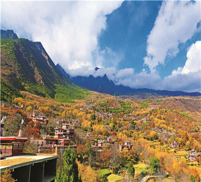 བོད་གྲོང་བརྒྱ་ཡི་རྣམ་པ་གསར་པ་མངོན། ཏང་གི་ལོ་བརྒྱའི་བཀའ་དྲིན་སེམས་སུ་བརྐོས།