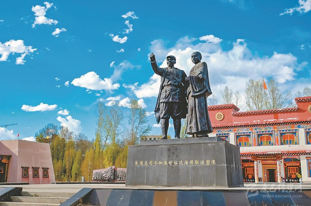དཀར་མཛེས་ཀྱི་དམག་འཛོམས་ཆེན་མོས་དམར་དམག་གི་གཙོ་ཤུགས་ཆེན་མོ་གསུམ་ལྷན་འཛོམས་ཡོང་བར་རྨང་གཞི་བཏིང་།