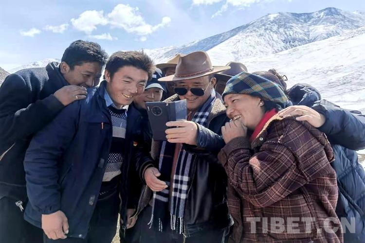བརྩེ་སེམས་དྲོན་མོས་རོགས་སྐྱོར་བྱེད།། བློ་སེམས་གཅིག་གིས་མི་དམངས་ཆེད།།