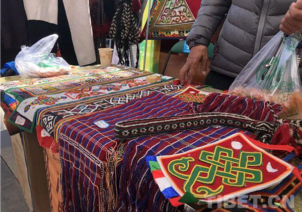 དབུལ་སྐྱོར་ལམ་བུའི་ཐོག་མང་ཚོགས་དང་དེ་བས་ཉེ་བཅར་བྱས་པ།