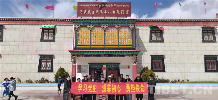སྐྲ་དཀར་པོས་སེམས་པ་དཀར་པོ་བརྒྱན། མཚམས་སྤྲིན་དམར་པོའི་གསེར་འོད་ལམ་ལམ་འཕྲོ།