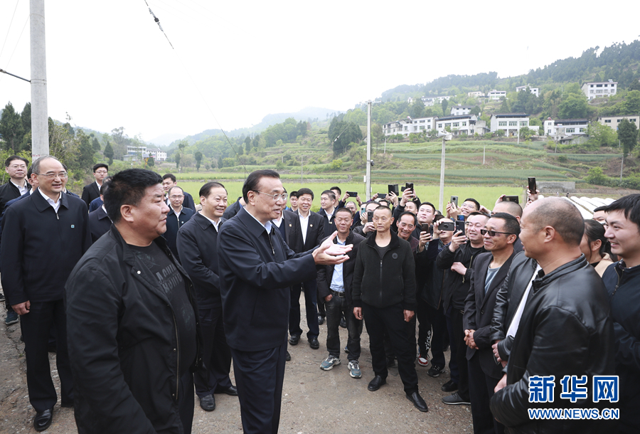ལི་ཁེ་ཆང་གིས་དཔལ་འབྱོར་བཟང་ཕྱོགས་སུ་སྐྱོད་པའི་རྨང་གཞི་སྲ་བརྟན་ཏུ་བཏང་ནས་གཞི་རྩའི་དམངས་འཚོར་འགན་ལེན་ནུས་ལྡན་བྱེད་དགོས་ཞེས་བསྟན།