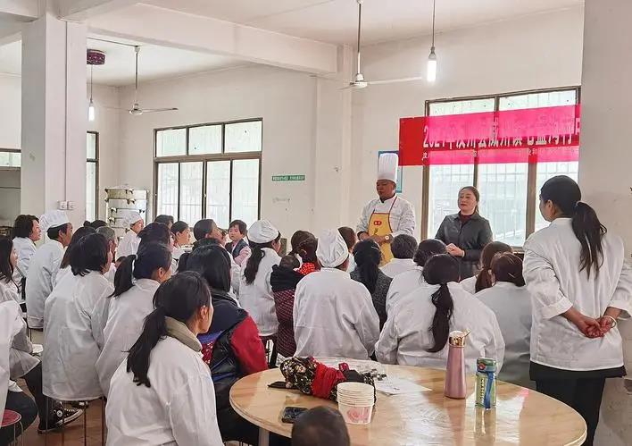 ཝུན་ཁྲོན་རྫོང་དུ་ཀྲུང་ལུགས་གཡོས་སྦྱོར་ལག་རྩལ་གྱི་གསོ་སྦྱོང་སྤེལ།