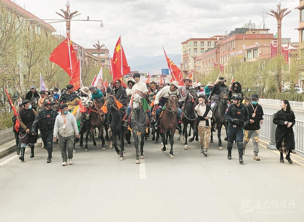 རྟ་རྒྱུག་བང་རྩལ་འགྲན་བསྡུར་ནས་དཀར་མཛེས་ཁུལ་གྱི་མཛེས་ཉམས་བསྟན།