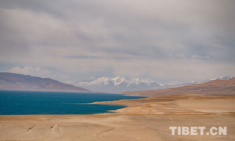 “སྤྲིན་ལམ་དུ་སྐྱོད་པ། ”དྭངས་ར་གཡུ་མཚོ།