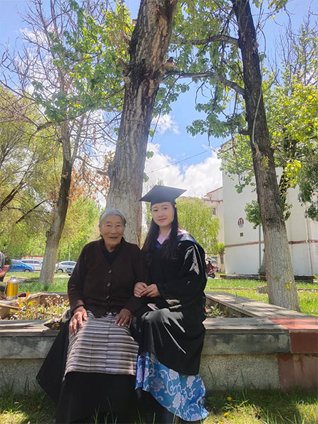 གཞན་ནས་ཁྱེར་ཡོང་བའི་བུ་མོས་དགུང་ལོ་92ལ་སླེབས་པའི་རྨོ་བོ་ཁྲིད་ནས་སློབ་ཆེན་འགྲིམས་པ།
