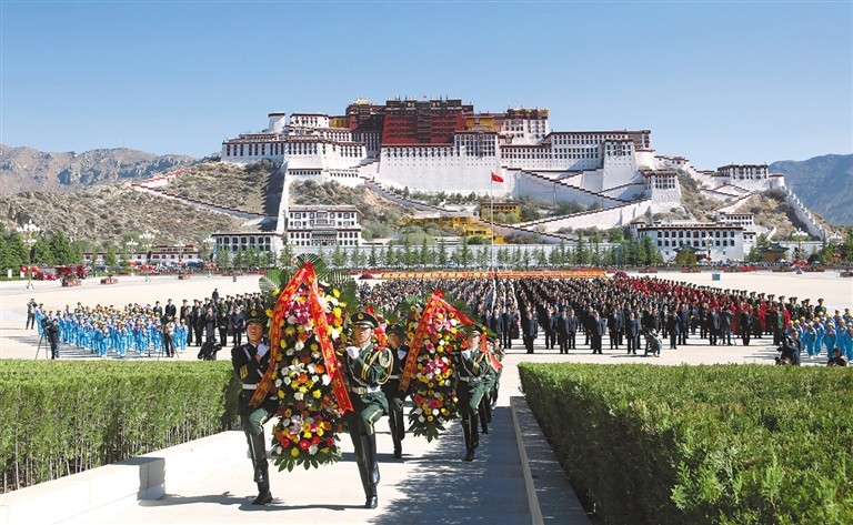 བོད་ལྗོངས་ཀྱི་མི་རིགས་ཁག་དང་ལས་རིགས་ཁག་གིས་གསར་བརྗེའི་སྔོན་གཤེགས་དཔའ་བོར་མེ་ཏོག་སི་ར་འབུལ་བའི་མཛད་སྒོ་འཚོགས་པ།