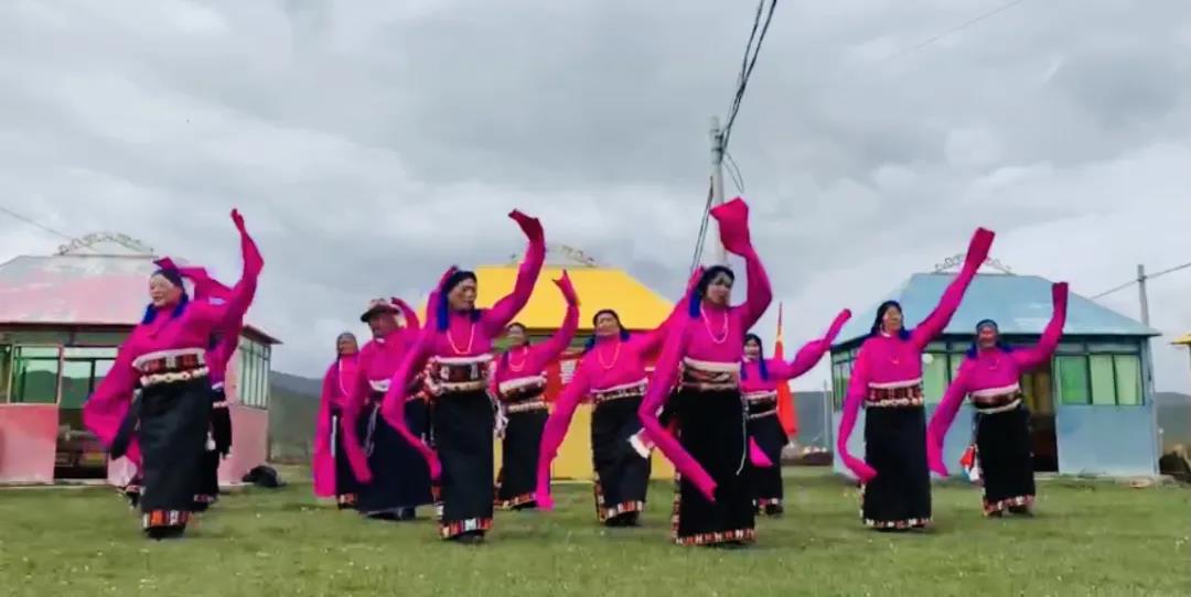 ཧུ་ར་སྨད་མའི་དམངས་ཁྲོད་ཞབས་བྲོ་རུ་ཁག་གིས་ཏང་གི་འཁྲུངས་སྐར་བསུས།