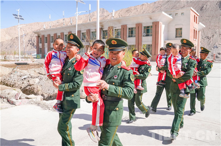 བྱིས་པ་དག་སེམས་ལ་དམ་པོར་བཅངས་ནས་བརྩེ་སེམས་ཀྱིས་མཐའ་མཚམས་ལ་དྲོད་སྣང་སྦྱིན།