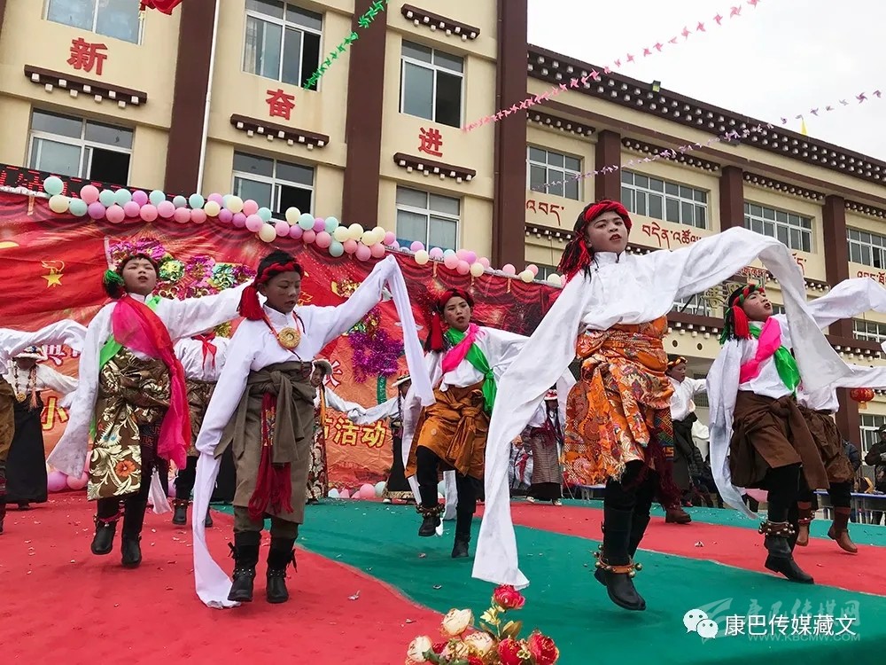 དཀར་མཛེས་རྫོང་རོང་པ་ཚའི་སློབ་ཆུང་ཁག་གི༦.༡བྱིས་པའི་དུས་ཆེན།