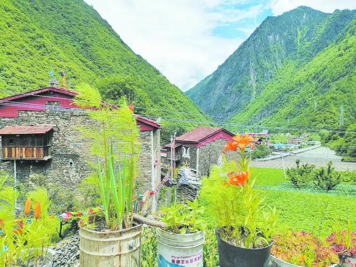  གྲོང་གསེབ་དར་རྒྱས་གཏོང་བའི་འཐབ་ཇུས་ཀྱིས་ལིས་རྫོང་གི་གྲོང་གསེབ་རྣམ་པ་གསར་བས་བརྒྱན།