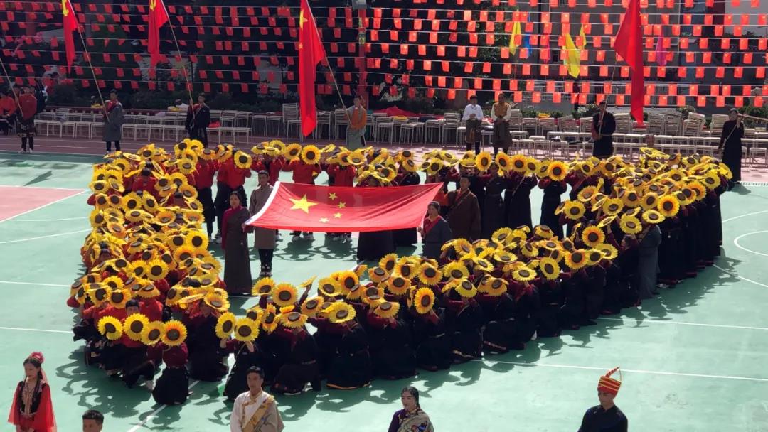 སི་ཁྲོན་ཞིང་ཆེན་བོད་ཡིག་སློབ་གྲྭ་བཙུགས་ནས་ལོ་༤༠འཁོར་བའི་གྲུབ་འབྲས་ཚོགས་འདུ་སྙན་ཞུ་དར་མདོ་རུ་སྤེལ། 