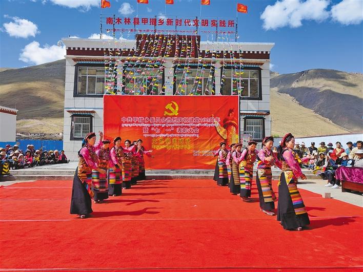 གཞིས་ཀ་རྩེ་གྲོང་ཁྱེར་གྱི་ས་གནས་ཁག་གིས་བྱ་འགུལ་སྣ་མང་སྤེལ་ནས་ཏང་གི་ལོ་བརྒྱའི་འཁྲུངས་སྐར་ལ་རྟེན་འབྲེལ་ཞུས།