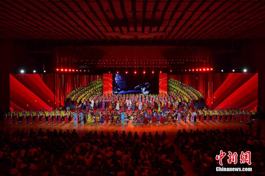ལྷ་ས་གྲོང་ཁྱེར་གྱིས་ཀྲུང་གོའི་གུང་ཁྲན་ཏང་དབུ་བརྙེས་ནས་ལོ་ངོ་100འཁོར་བར་རྟེན་འབྲེལ་ཞུ་བའི་གླུ་དབྱངས་མཉམ་ལེན་ཆེན་པོའི་མཚན་ཚོགས་འཚོགས་པ།