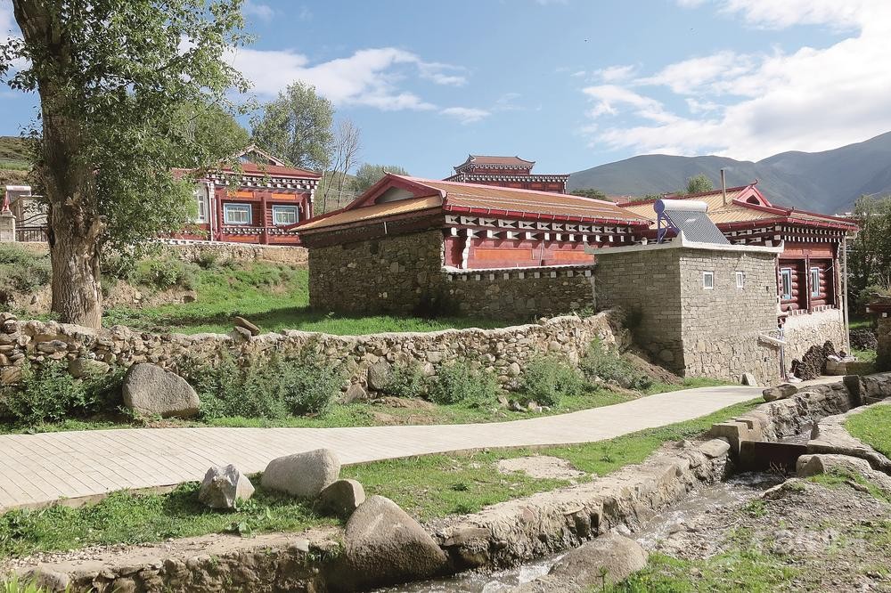དམར་དམག་རྒྱང་སྐྱོད་ཀྱི་ལམ་ཆུང་བརྒྱུད་ནས་འབྱོར་འབྲིང་གི་ལམ་ཆེན་དུ་སྐྱོད།