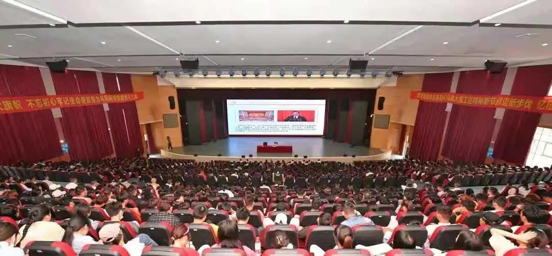 ལིའུ་ཕིང་གིས་རྔ་བའི་ལས་རིགས་སློབ་གླིང་དུ་སྤྱི་ཁྱབ་ཧྲུའུ་ཅི་ཞི་ཅིན་ཕིང་གི“བདུན་གཅིག”གི་གསུང་བཤད་གལ་ཆེན་གྱི་དགོངས་དོན་སྒྲོག་འགྲེལ་དང་ཏང་གི་ལོ་རྒྱུས་སློབ་སྦྱོང་སློབ་གསོའི་ཆེད་དོན་ཏང་གི་སློབ་ཚན་གྱི་སྙན་ཞུ་ཕུལ།