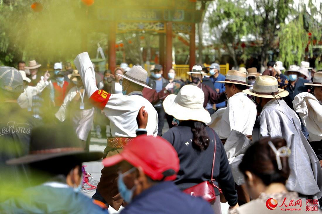ལྷ་སར་དགའ་སྤྲོའི་སྐོར་བྲོ་འཁྲབ་ཏེ་ཀྲུང་གོ་གུང་ཁྲན་ཏང་དབུ་བརྙེས་ནས་ལོ་འཁོར100ལོན་པར་རྟེན་འབྲེལ་ཞུས།