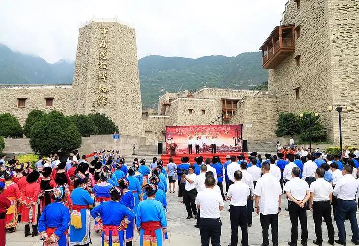 མོའོ་རྫོང་དུ་དམར་དམག་རྒྱང་སྐྱོད་སྐོར་གྱི་འགྲེམས་སྟོན་བྱས།
