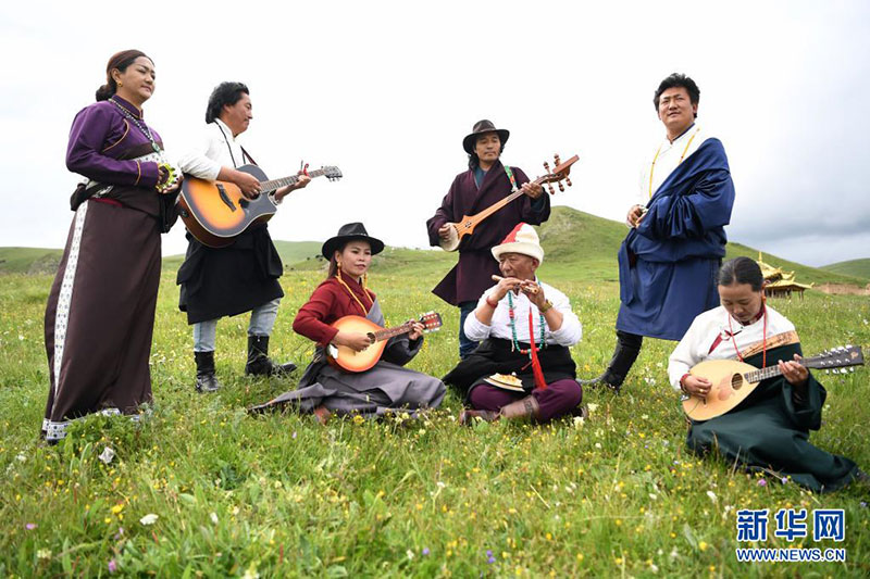 དབྱར་ཁའི་རྩྭ་ཐང་སྟེང་གི་རོལ་དབྱངས།    