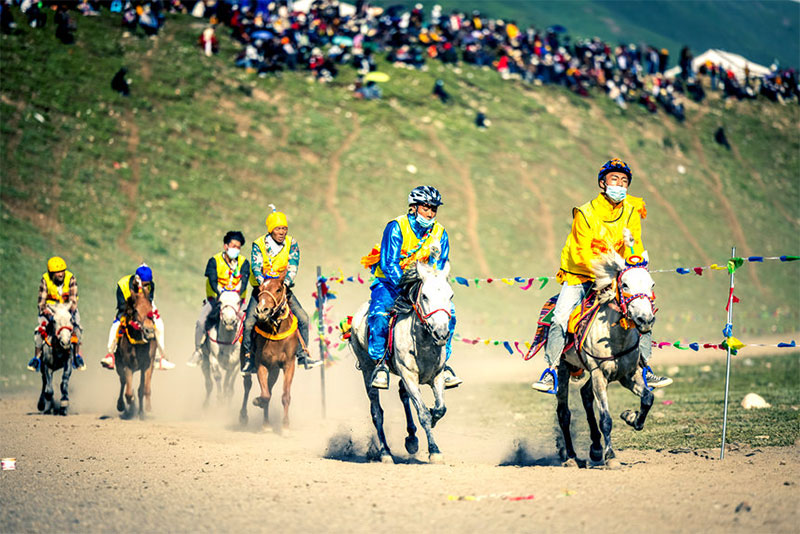 བོད་ལྗོངས་སྦྲ་ཆེན་རྫོང་དུ་རྟ་རྒྱུག་འགྲན་བཞིན་ཡོད་པ།