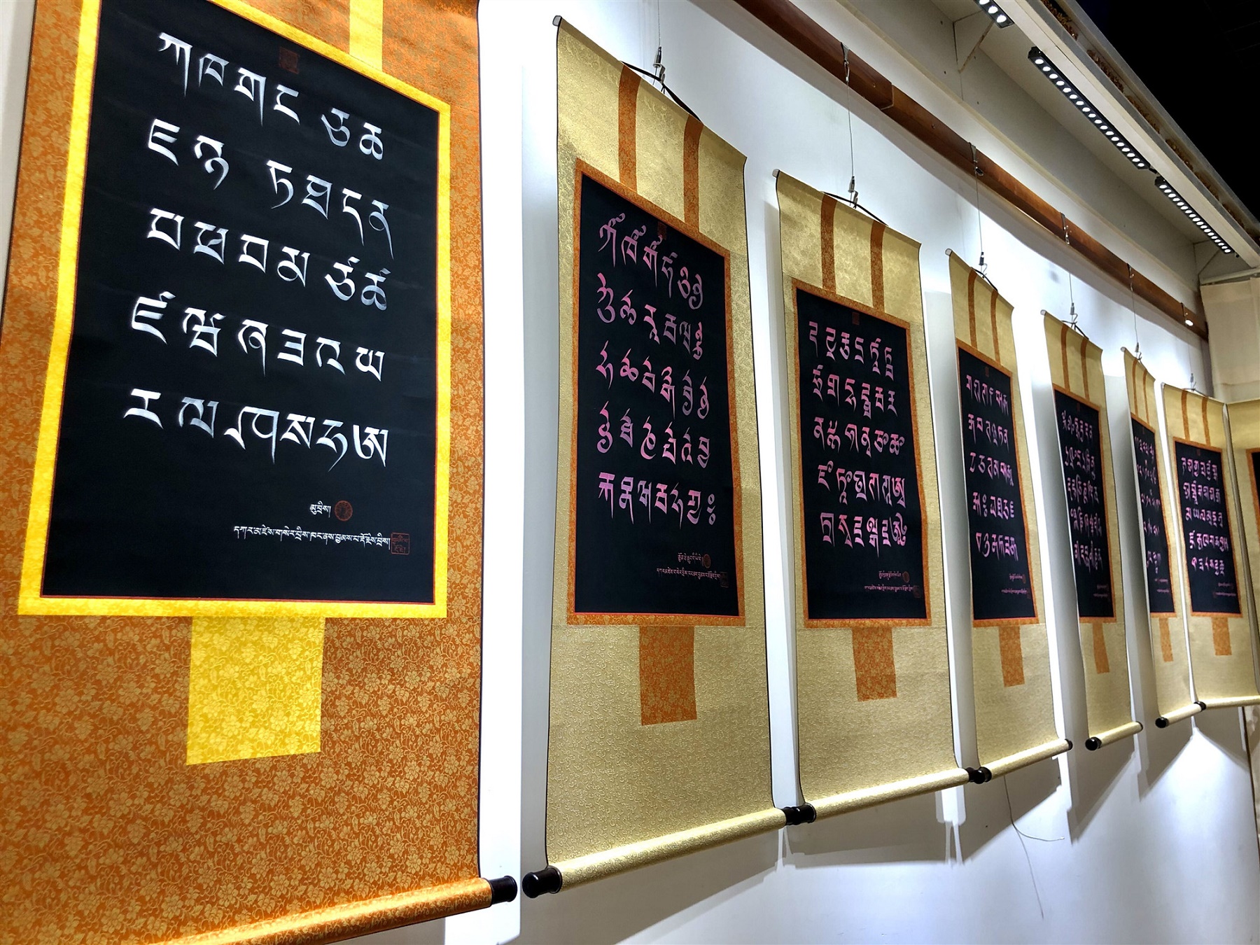 དབྱར་གཞུང་གི་དར་རྩེ་མདོ་རུ། ཡིག་གཟུགས་སྣ་བརྒྱའི་མེ་ཏོག་བཞད།