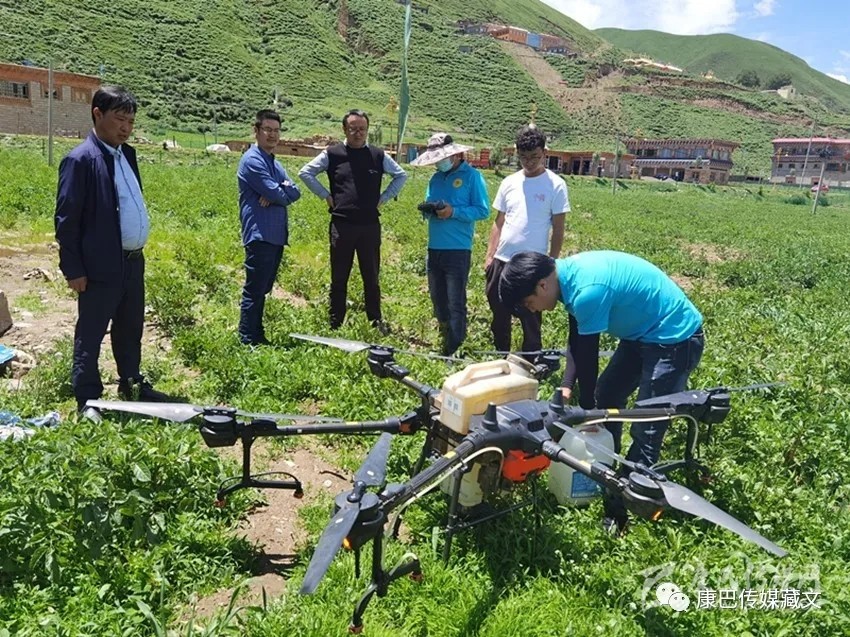 རྫོང་འདིས་མི་མེད་གནམ་གྲུ་སྤྱད་ནས་ཞིང་སྨན་གཏོར།