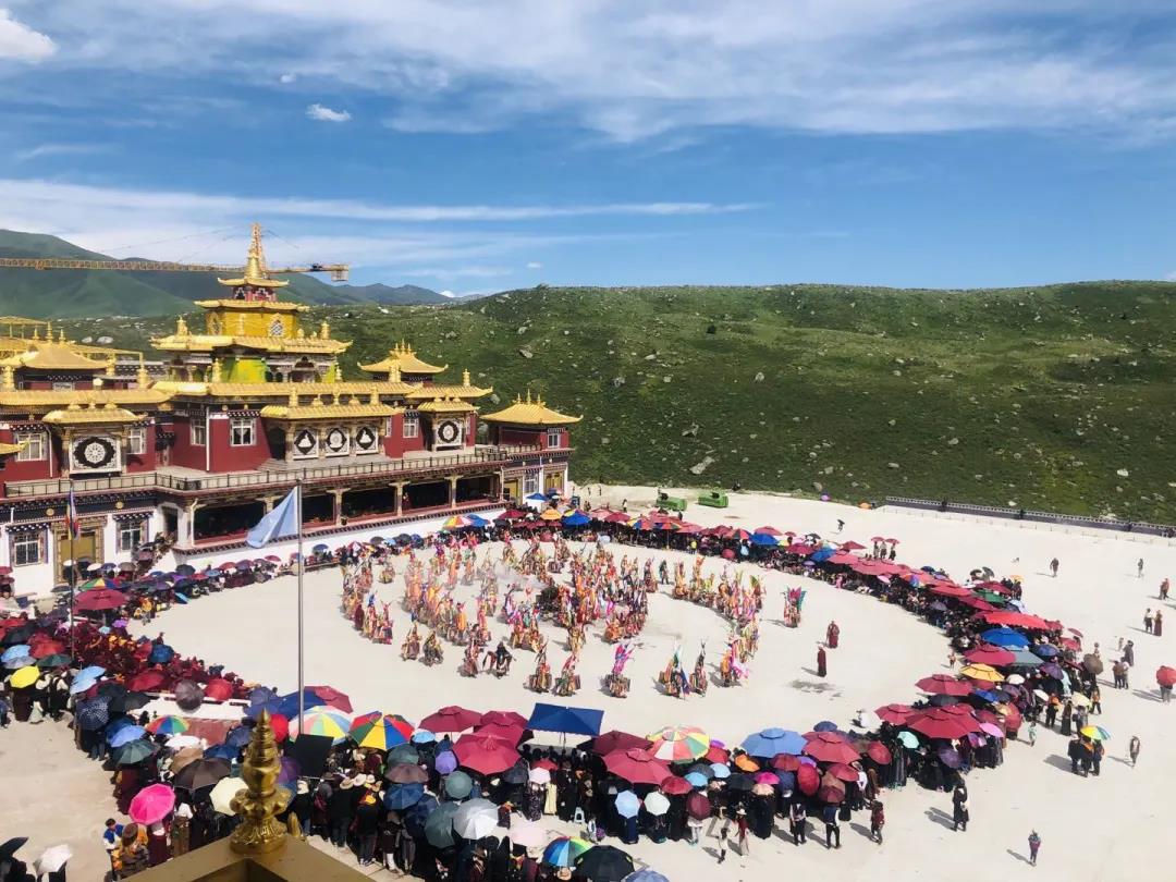 ད་ལོའི་རྫོགས་ཆེན་གེ་སར་གར་འཆམ་སྔོན་དང་མི་འདྲ།