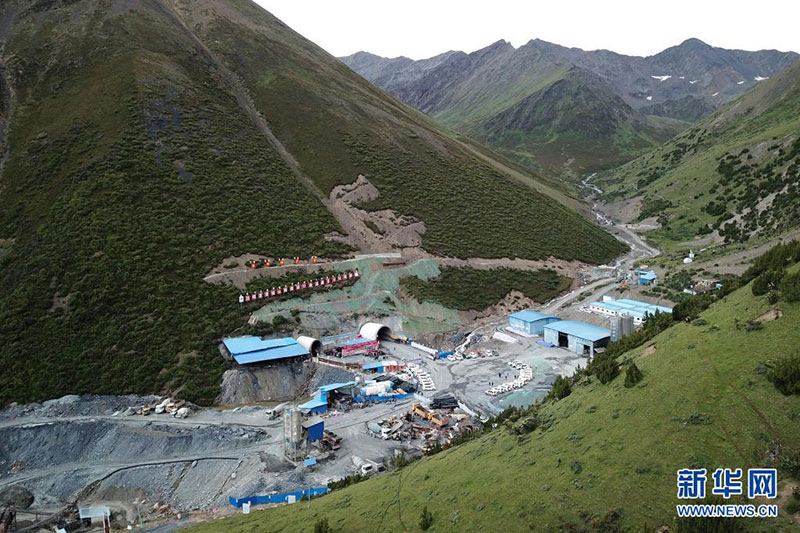 ཤར་གོང་ལའི་ཕུག་ལམ་འཛུགས་སྐྲུན་གོ་རིམ་ལྡན་པའི་ངང་ལས་བཞིན་པ། 