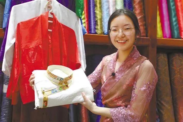 སྤྱི་ཁྱབ་ཧྲུའུ་ཅིས་མཉེས་པོ་གནང་བའི་བོད་ཆས།