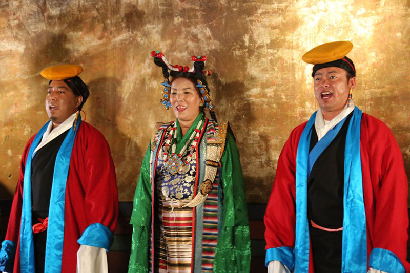 སྲོལ་རྒྱུན་དང་དེང་རབས་གཅིག་ཏུ་འདྲེས་ནས་སྤྱི་པའི་རིག་གནས་ཞབས་ཞུར་གཞོགས་འདེགས་བྱེད་པ། 