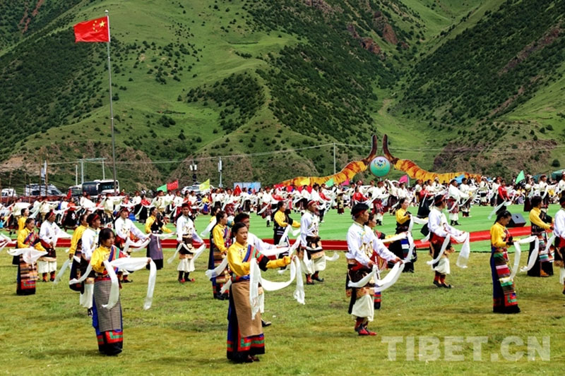 མཉམ་དུ་རྩྭ་ཐང་གི་ཚོང་འདུས་གཟབ་རྒྱས་ལ་རོལ་བ།