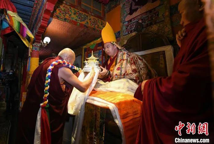 པཎ་ཆེན་རིན་པོ་ཆེ་བཀྲ་ཤིས་ལྷུན་པོར་ཆིབས་བསྒྱུར་གནང་བ།