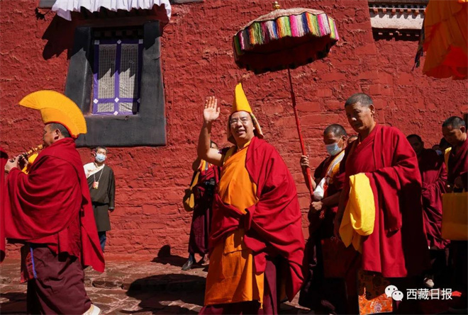 པཎ་ཆེན་མཆོག་གིས་བཀྲ་ཤིས་ལྷུན་པོར་ཆོས་ཕྱོགས་ཀྱི་མཛད་སྒོ་སྤེལ་གནང་བ།