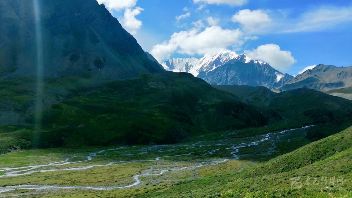 རྐང་ཐང་དུ་ཡུལ་སྐོར་འགྲོ་ས་དར་རྩེ་མདོའི་གནས་རྡོ་འབོ་ཡུལ།