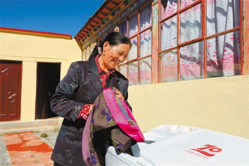 ང་ཚོར་ཏང་ཀྲུང་དབྱང་གིས་བསྩལ་བའི་ལག་རྟགས་ཆེན་པོ་འབྱོར་བྱུང་། 