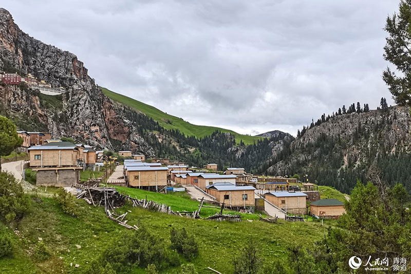 གཙང་གསུམ་ཆུ་འགོ་ཁུལ་གྱི་མཛེས་སྡུག་ལྡན་པའི་སྣོད་བཅུད། 